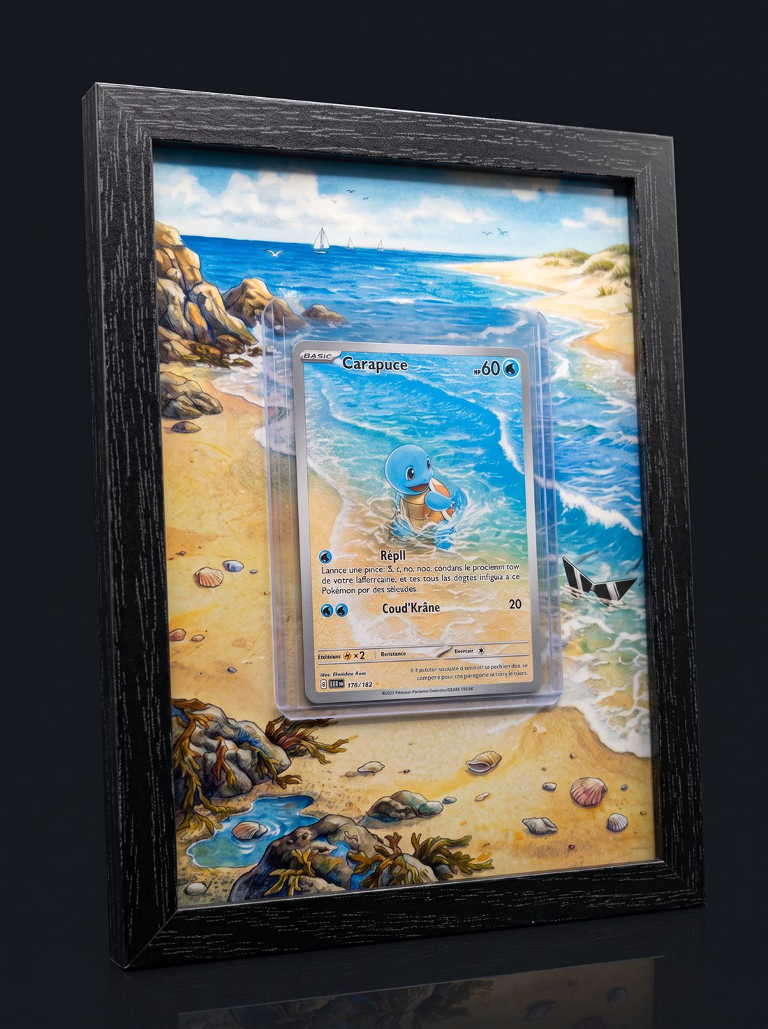 Cadre immersif 13 × 18 cm : une carte protégée posée sur un décor de plage peint